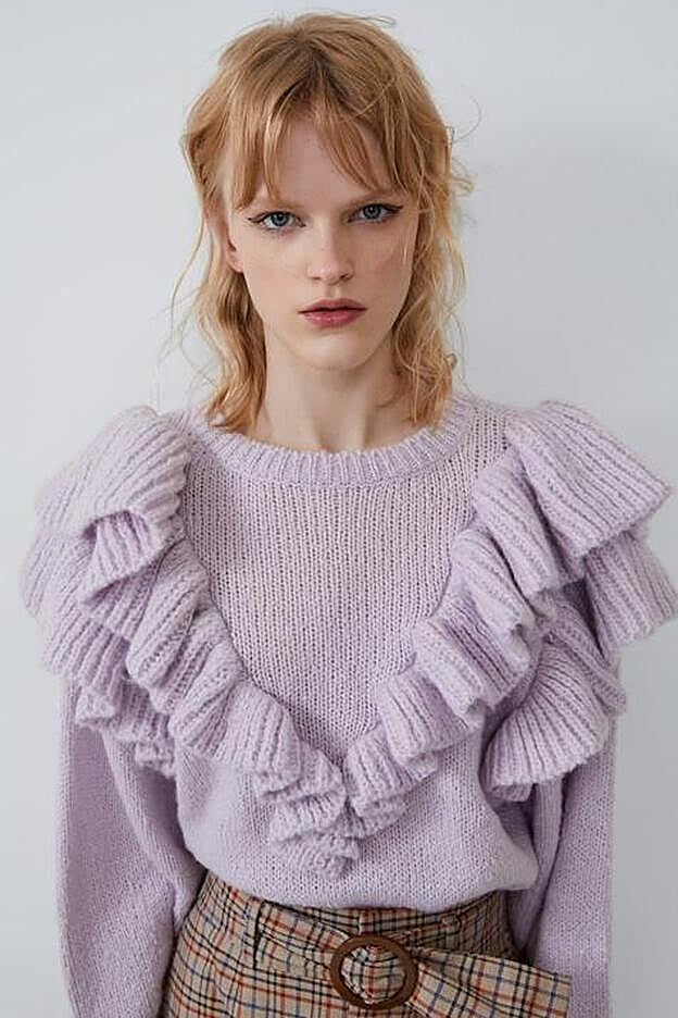 Nos hemos enamorado de este jersey lila adornado con volantes XXL.