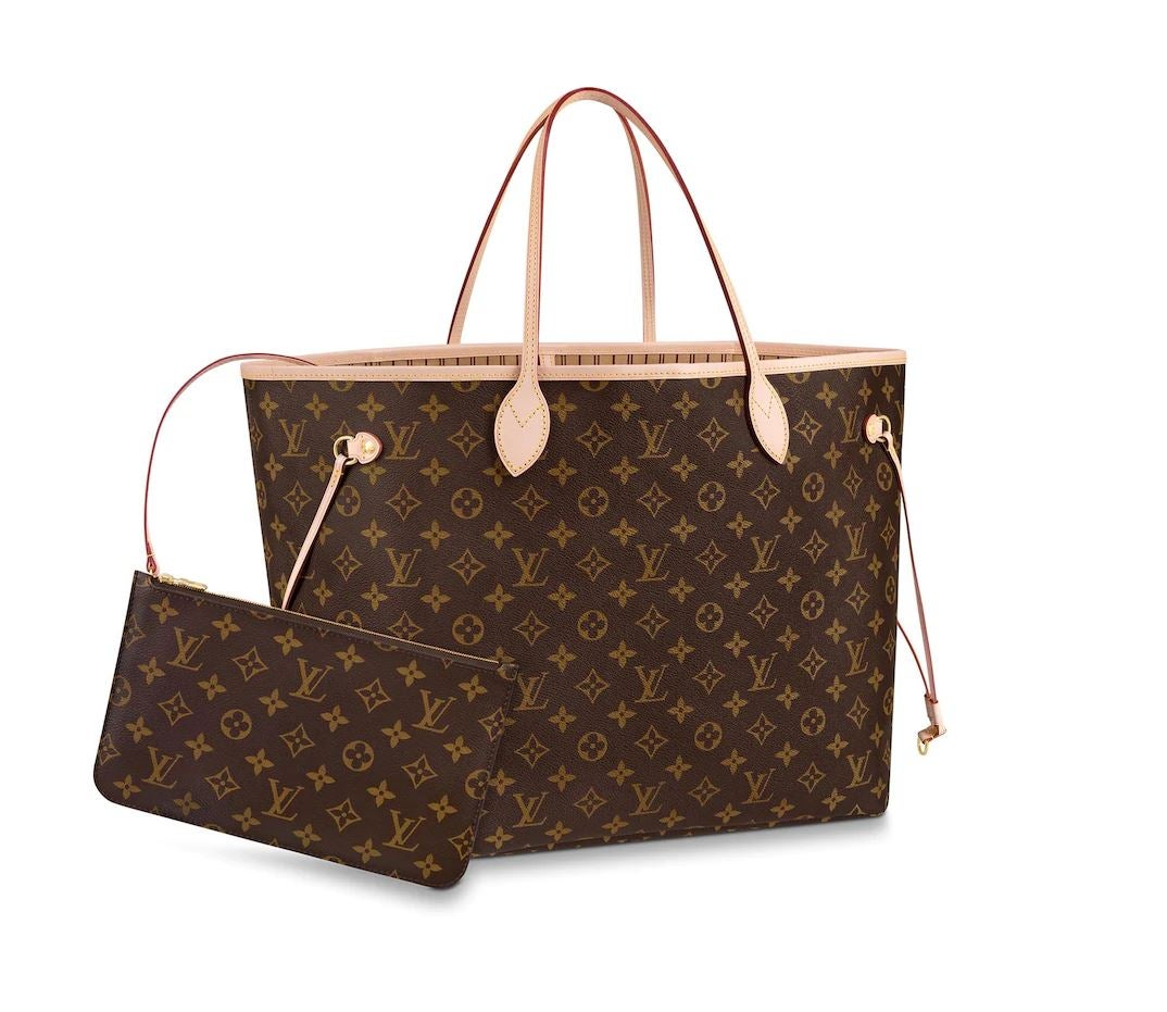 Sin duda, si tenemos que elegir un maxi bolso icónico, y perfecto para derrochar estilo en nuestros viajes, ese es el Neverfull con acabado monogram de Louis Vuitton, un modelo tan icónico, lujoso y reconocible como el Birkin de Hermès, pero más accesible: cuesta poco más de 1.000 euros.