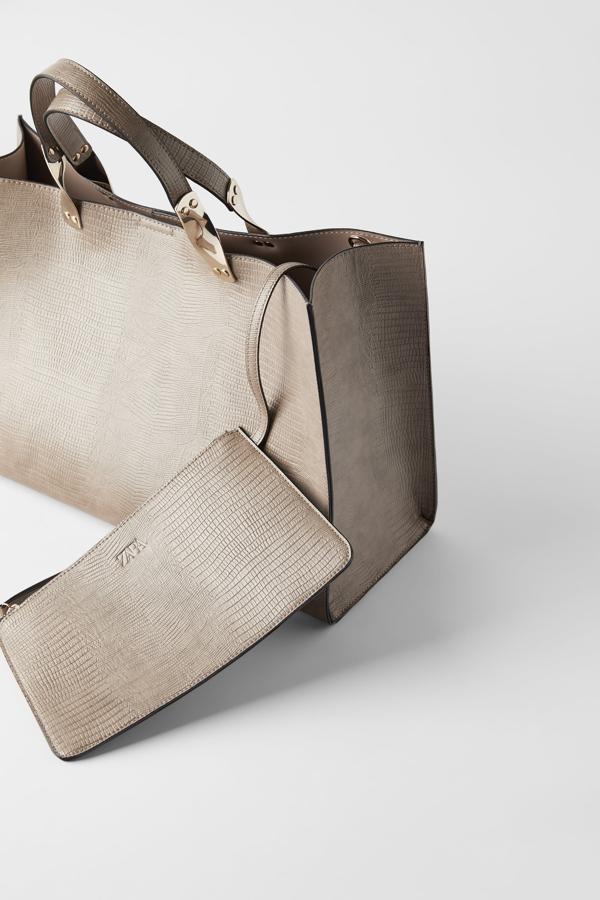 La opción más 'low cost', pero que tenemos que reconocer que nos hará cubrir con nota el expediente de estilo en nuestro próximo viaje, es este diseño de Zara con cartera a juego en acabado piel de serpiente. Su precio: 35.95 euros.