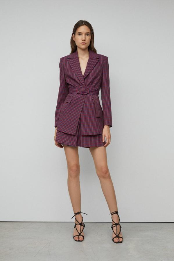 Traje de estampado de cuadros rojo de falda (39,99 euros) y blazer con cinturón forrado (59,99 euros) de Sfera.