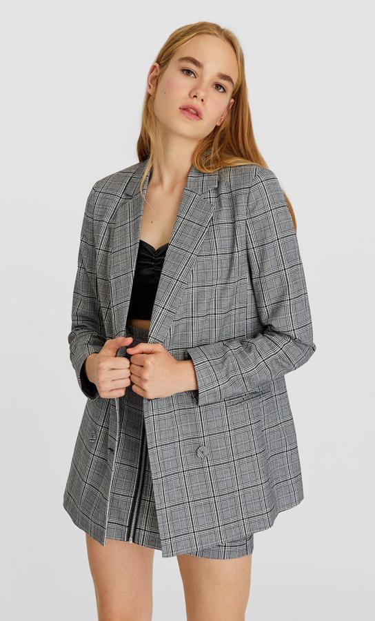 Traje de Stradivarius de estampado de príncipe de gales de falda con cremallera (39,99 euros) y americana (17,99 euros).