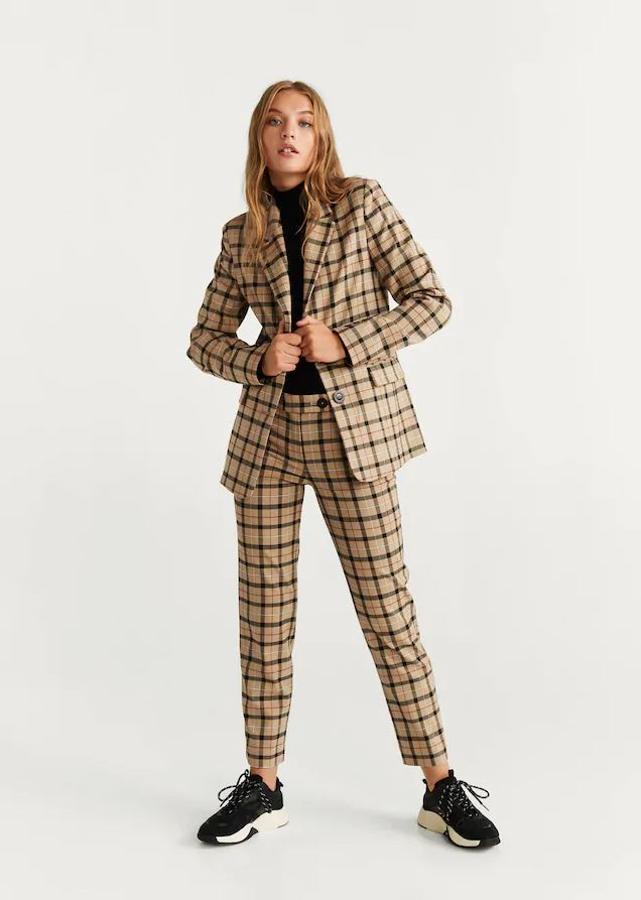 Traje de Mango de cuadros con pantalón recto (29,99 euros) y americana (59,99 euros).