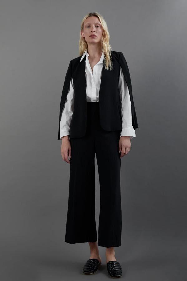 Traje negro de Zara con parte superior en forma de capa (49,95 euros) y pantalón estilo bermuda larga de talle alto (39,95 euros).