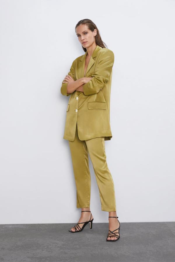 Traje satinado verde pistacho con pantalón (39,95 euros) y blazer larga (59,95 euros) de Zara.