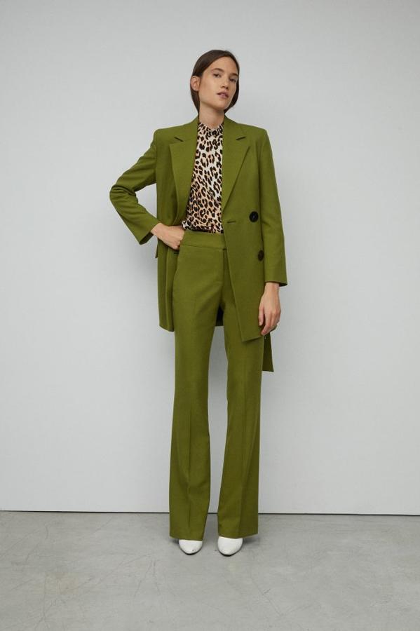 Traje recto verde pistacho con pantalón (35,99 euros) y blazer larga (59,99 euros) de Sfera.