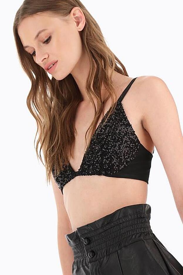 Detalle del top con forma de sujetador cubierto de lentejuelas que lleva Teresa Bass.