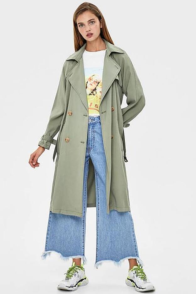 La gabardina de Bershka nos ha enamorado por su color: un suavísimo caqui.