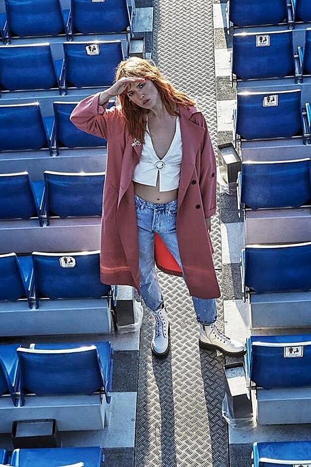 Impactante el color rosa fucsia de esta gabardina de Stradivarius.