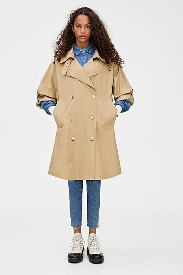Una gabardina por menos de 40 euros con una silueta oversize súper estilosa.