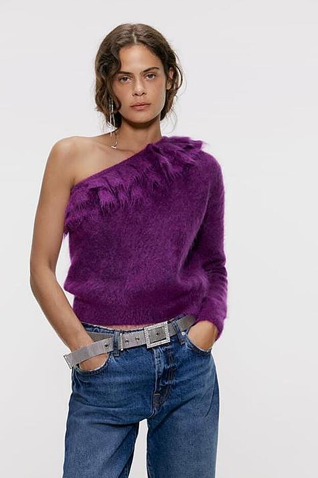 Incluye escote asimétrico y diseño de volantes.