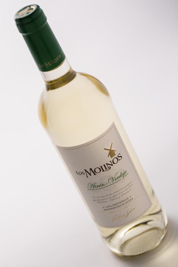 Este vino DO Valdepeñas es un imprescindible en nuestra mesa gracias a su potencial aromático y versatilidad, en el que se entremezclan la fruta madura, los aromas tropicales y el melocotón.