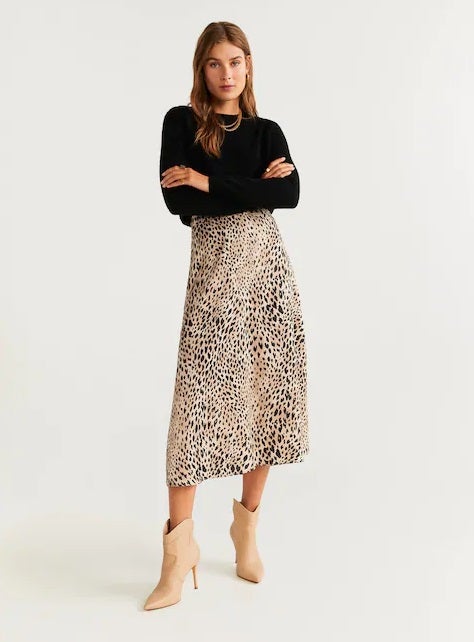 Para looks de invitada o para ir a la oficina: falda de satén de corte midi de la nueva colección de Mango. (29,99 euros).