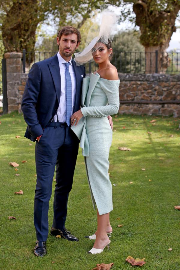 Marta Lozano acudió elegantísima a  la boda de Marta Pombo  con un vestido de tweed en verde menta, escote Bardott, de largo midi y un con una gran abertura lateral de Fernando Claro, que combinó con maxi pamela de Betto García y joyas de Choumet.