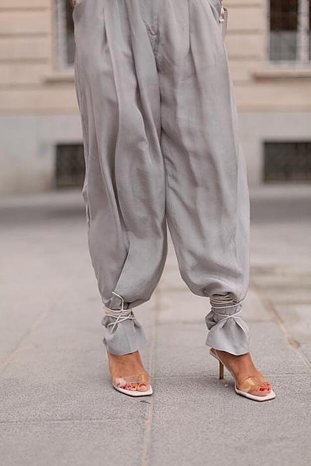 Detalle del truco que Paula Ordovás usa para convertir sus pantalones en bombachos.