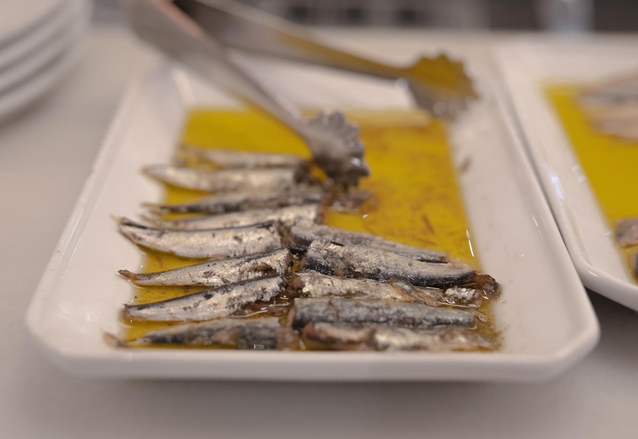 Atún, sardinas, mejillones, calamres... las conservas de pescado y marisco son una fuente de proteínas muy nutritiva y saciante. Eso sí, mejor los que estén soncervados en aceite de oliva virgen extra.