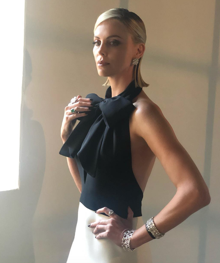 Esta es una de las últimas imágenes en la que llevó su icónica melena rubia, al más puro estilo lady, elegantísima y pluscuamperfecta. El look es espectacular, pero requiere un largo por encima de los hombros y, a ser posible, un cuello larguísimo.