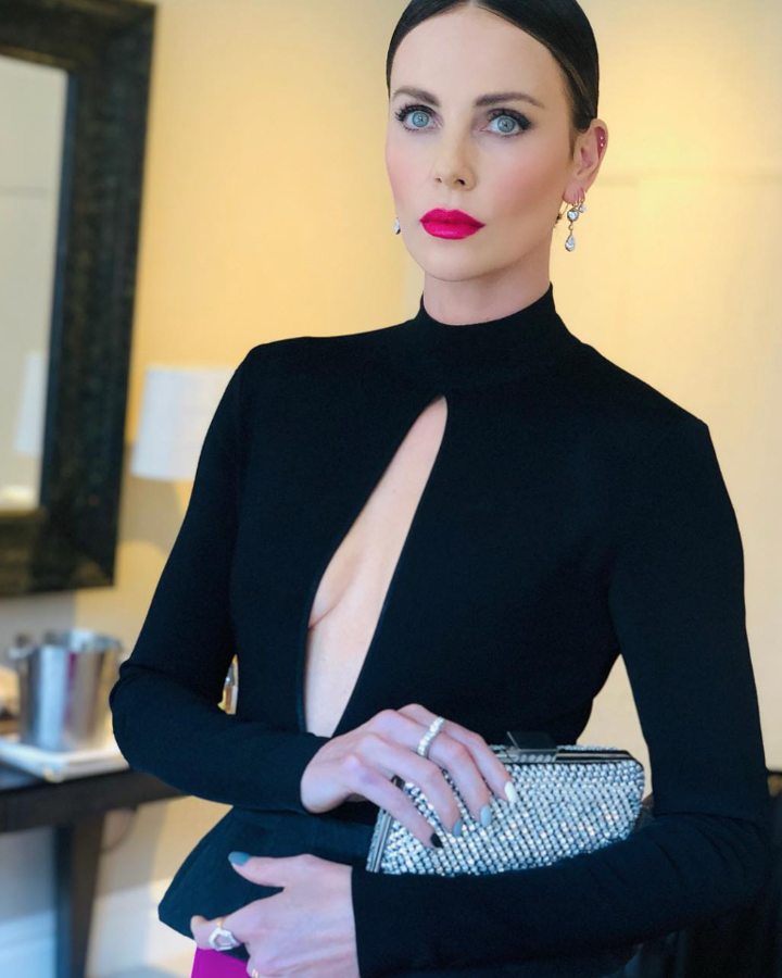 Una opción de peinado perfecta para las transiciones entre un corte y otro que, además, recurre a la raya en medio, un estilo que ahora mismo domina la tendencia de pelo en las pasarelas. Imprescindible un maquillaje como este, impecable.