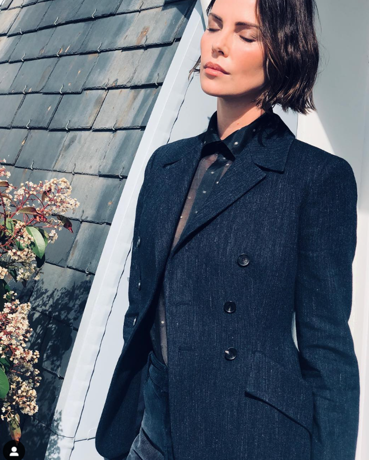 Este bob castaño, con el movimiento y el volumen que aportan unas ondas muy deshechas, es perfecto: rejuvenece, es cómodo, versátil y de mantenimiento fácil. De todos los looks, este es el que podemos imitar todas con la seguridad de que nos va a quedar perfecto.