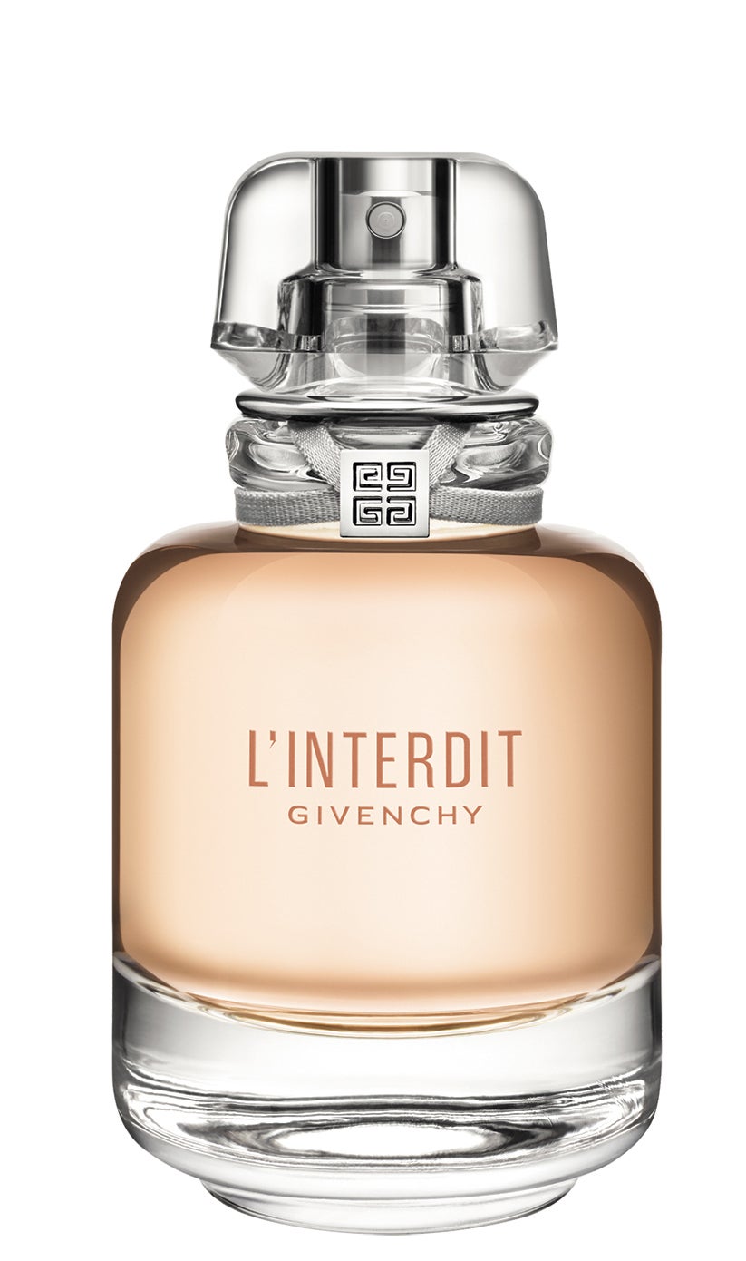 La luminosidad radiante de la flor de adormidera, el nardo y el azahar contrastan con notas oscuras de vetiver y pachuli.L’Interdit Eau de Toilette de Givenchy (79 €).