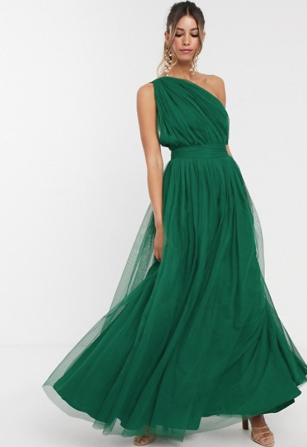 Vestido largo asimétrico de tul de ASOS dESIGN (83,99 euros).Tiene un escote asimétrico con un solo hombro, la cintura ceñida y cierra con cremallera.