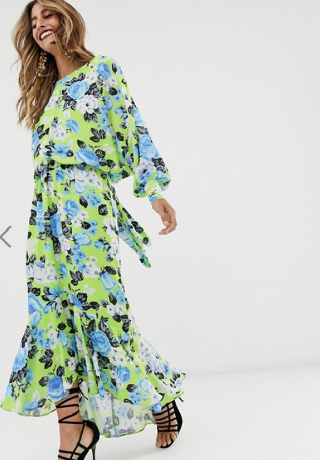 Vestido largo con estampado Chintz, inspirado en los archivos del castillo de Nottingham, de Asos Edition (117,99 euros). Lleva cuello barco, mangas de blusón, puños abotonados, cinturilla elástica y un escote en V en la espalda rematado con un lazo.