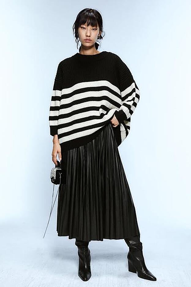 El jersey a rayas blancas y negras de Zara que lleva Mery Turiel, en un estilismo que sofistica la sencillez del punto.