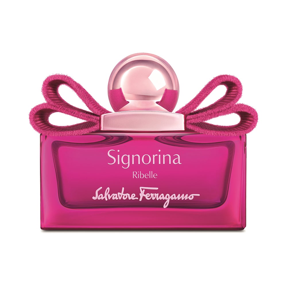Esta combinación afrutada de mandarina, pera y pimienta rosa se equilibra con flores blancas.Signorina Ribelle de Salvatore Ferragamo (78 €).