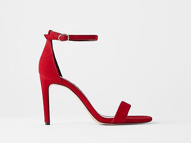 Nuria Roca ha combinado el traje morado con estas sandalias de Zara.