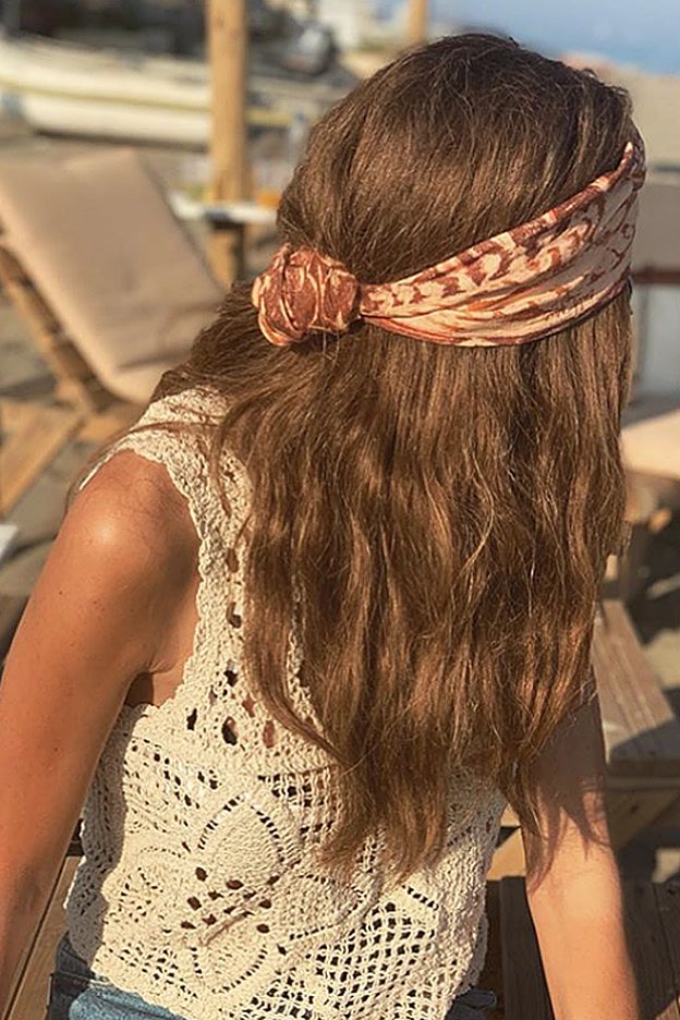 Una versión en solor del selfie con top de crochet, en el que vemos más claramente la tonalidad natural del ganchillo.