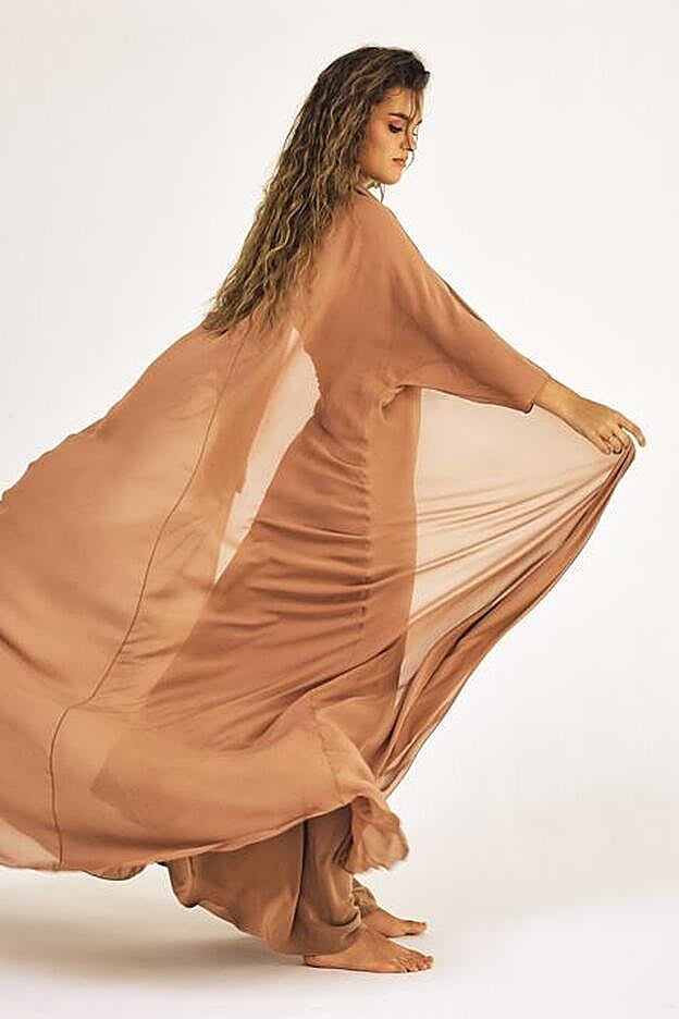 La cantante lleva vestido y chaqueta de Cortana.