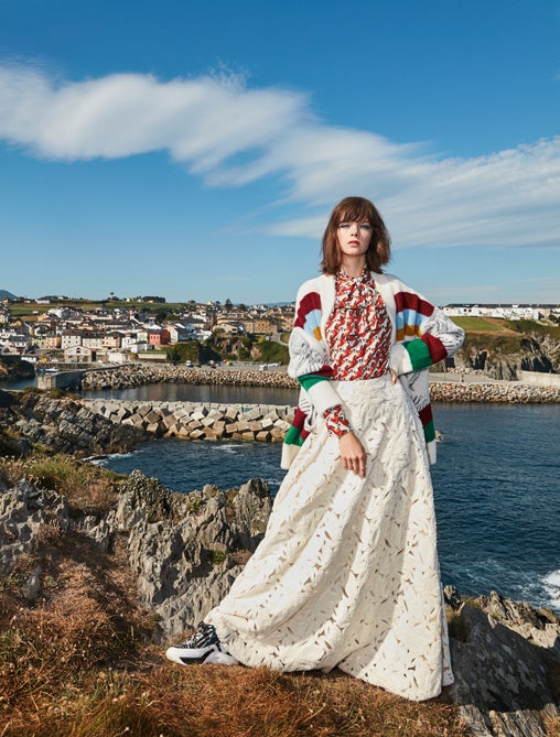 Cárdigan de Essentiel; falda de encaje, de Paule Ka; blusa de Parosh; y zapatillas de El Corte Inglés.