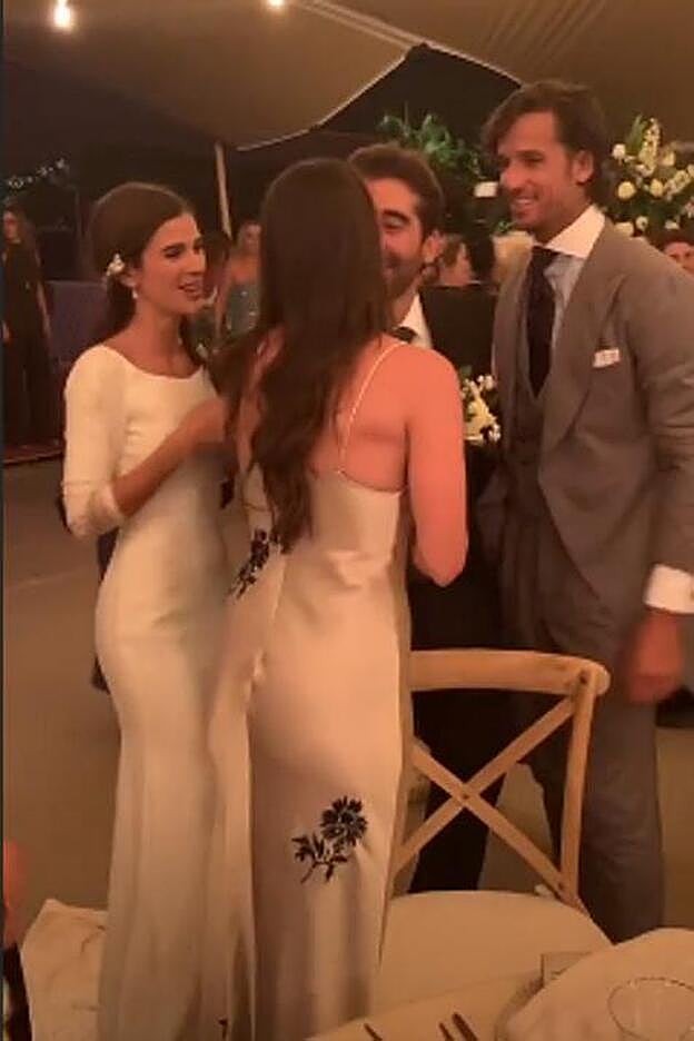 Los novios durante el enlace junto a David Ferrer.