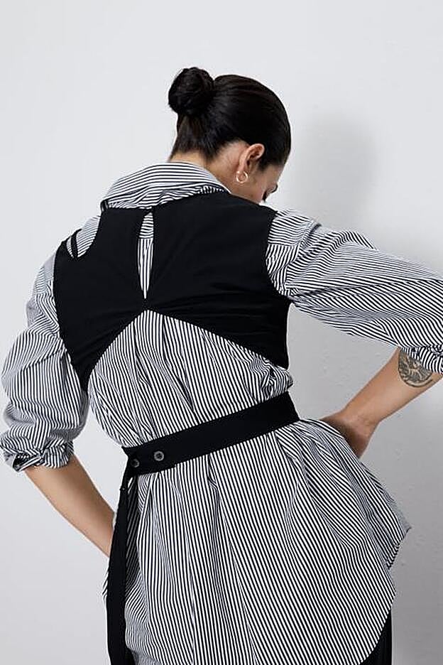 Aspecto posterior del top de Zara que transforma totalmente cualquier camisa.