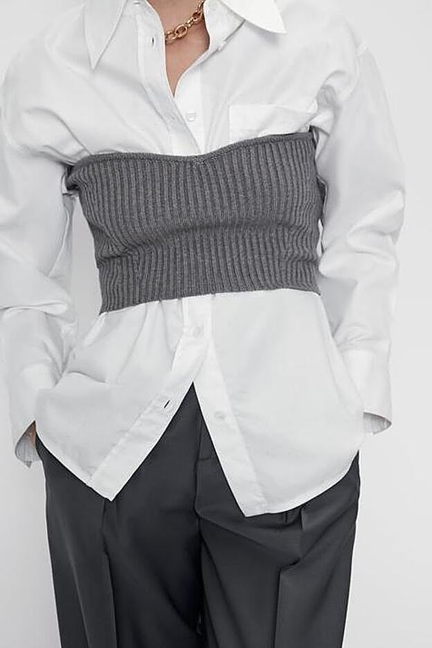 Un sencillísimo top de punto puede cambiar totalmente el aspecto de la clásica camisa blanca.