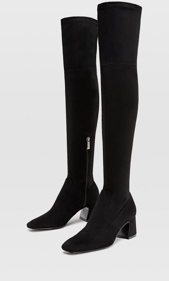 Uno de los diseños en color negro más altos y baratos del low cost. Las botas llevan un tacón de cinco centímetros y puntera redonda (Stradivarius, 39,99 euros).