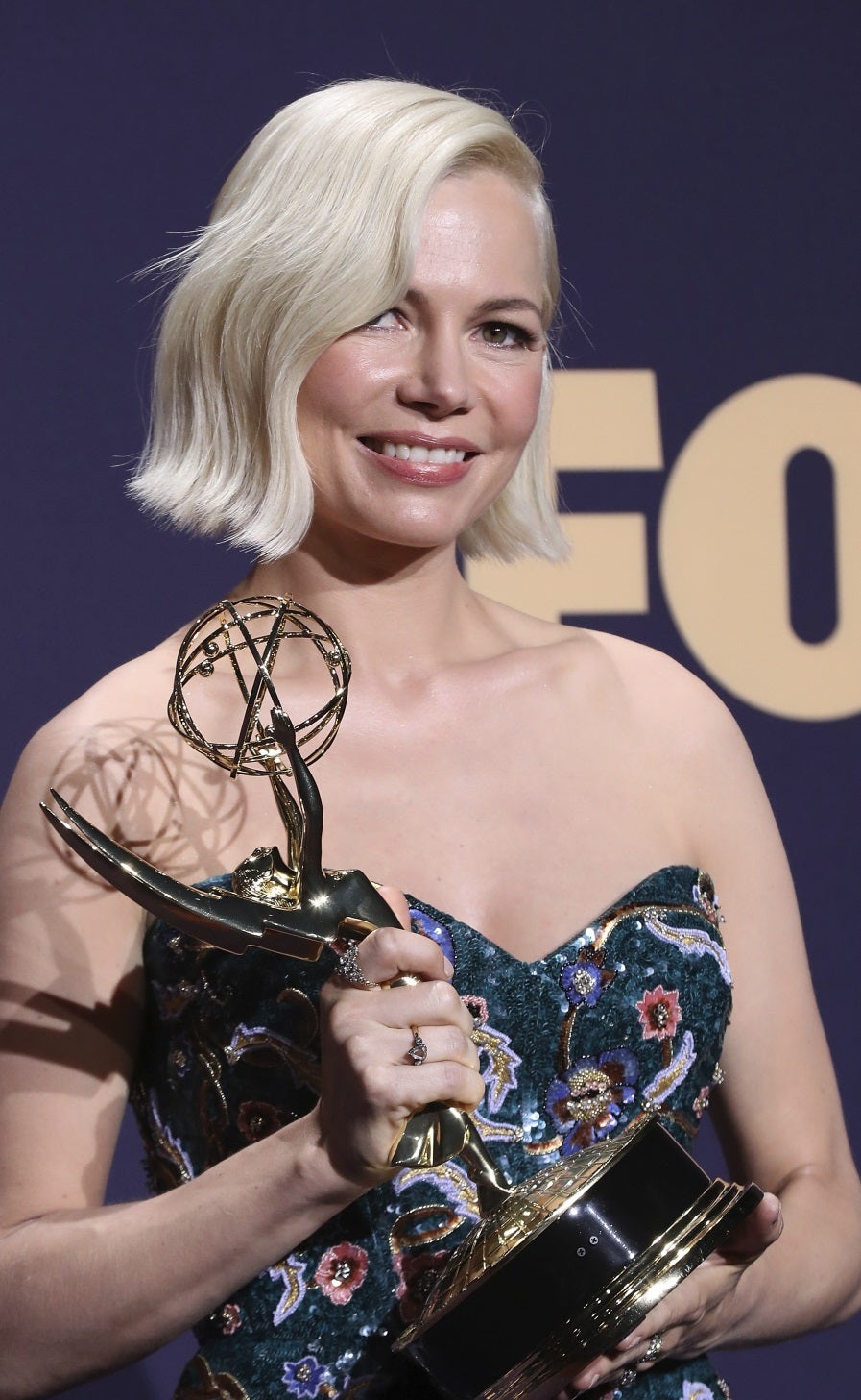 ¿Quién dijo que las ondas no son para el pelo corto? La actriz Michelle Williams no solo se llevó un Emmy, también estaba espectacular con su melenita bob, el corte de pelo que seguirá siendo pura tendencia este otoño.