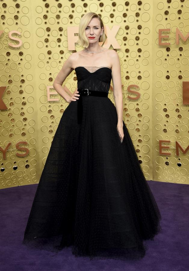 Naomi Watts fue de las pocas actrices que apostó por el negro en la gala de los Emmys. Escogió un diseño con falda de tul y escote palabra de honor de Dior.
