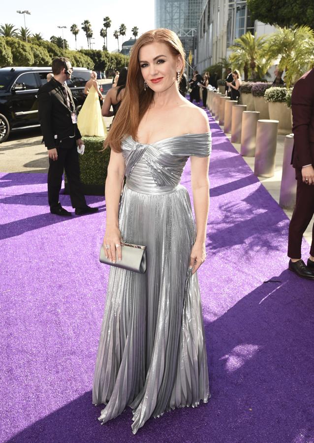 Isla Fisher se decantó por el plateado con un vestido con falda plisada y escote barco que lo firma Zuhair Murad