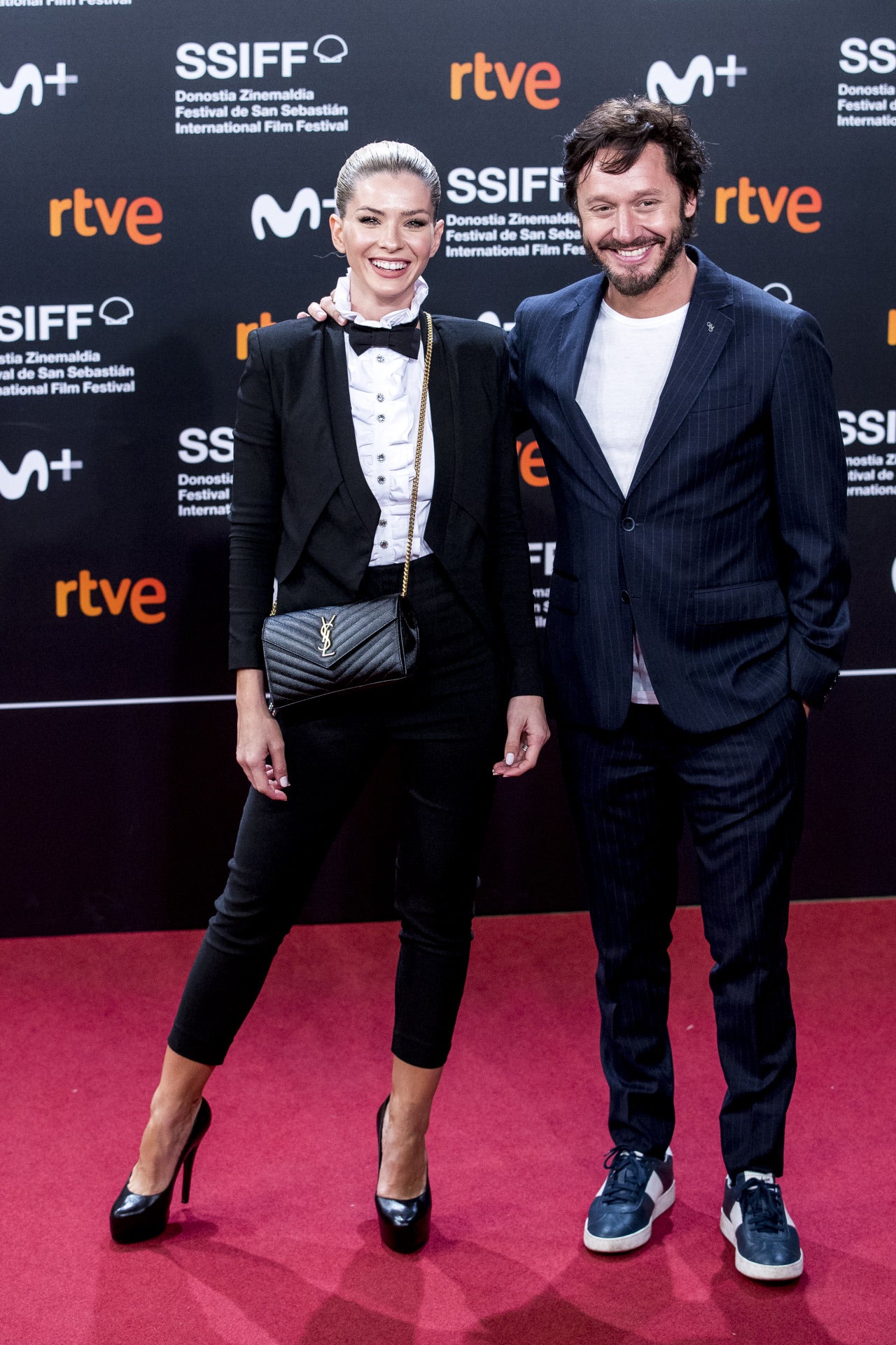 China Suárez eligió un look con pantalones de inspiración masculina en el Festival de San Sebastián.