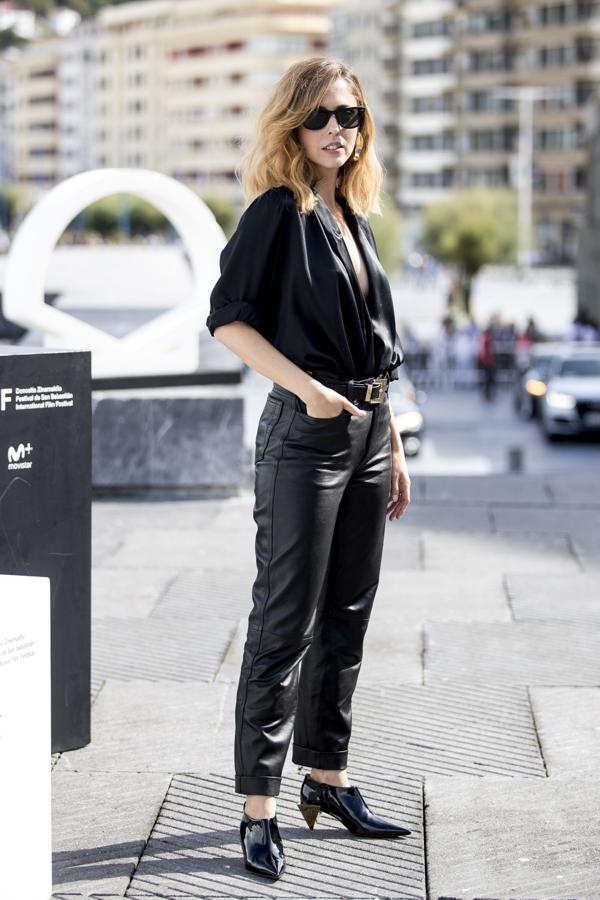Leticia Dolera se vistió de negro de pies a cabeza, con body escotado y pantalones de cuero, en la presentación de día de su serie 'Vida Perfecta' en el Festiavl de San Sebastián.