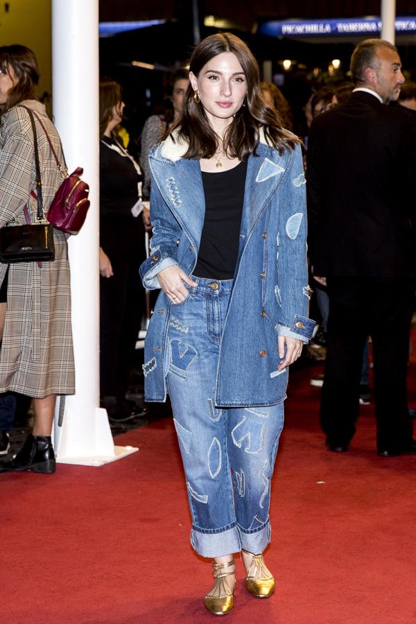 María Valverde nos dejó a todas con la boca abierta al acudir a la premier de 'Araña' en el Festival de San Sebastián con un 'total look' dénim demasiado informal para la alfombra roja.