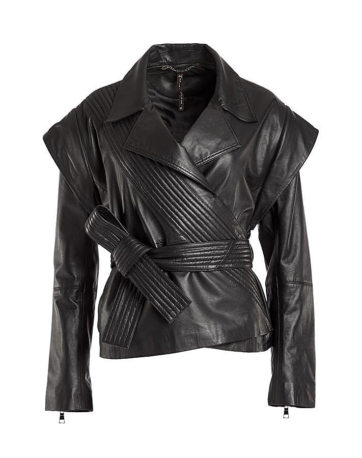 Las cazadoras de cuero no se llevan como siempre. Esta temporada lo hacen en versión retro y con volúmenes inesperados, como esta de Manila Grace (496 euros).