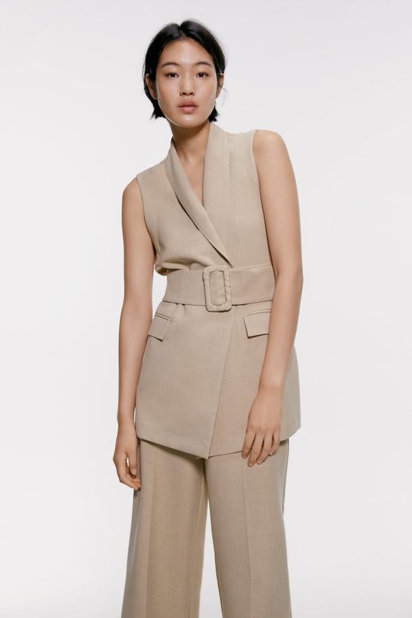 Chaleco de lino, de Zara (39,95 euros).