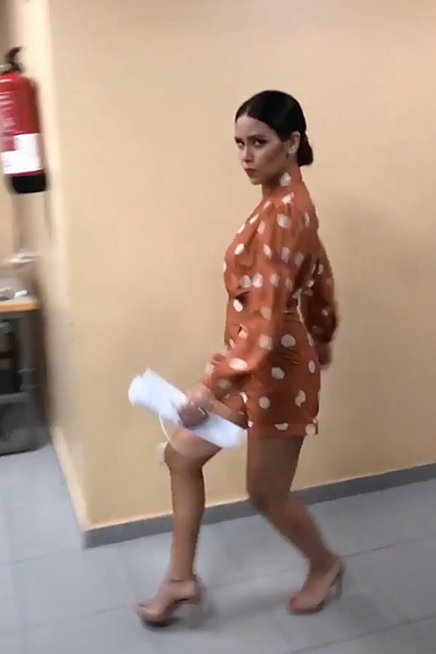 Un momento de su coreografía habitual por los pasillos de La Sexta, donde Cristina Pedroche presenta "Zapeando".