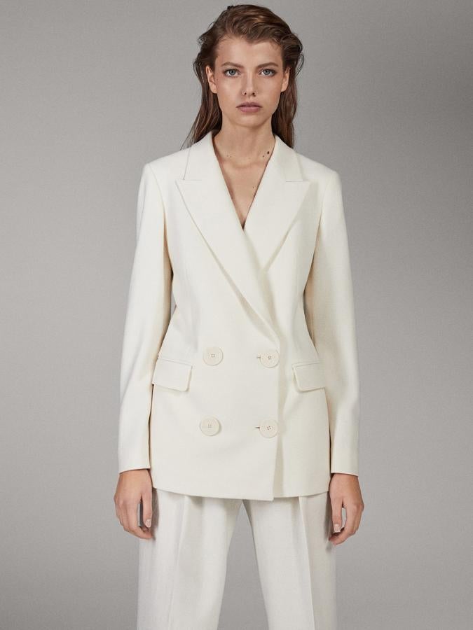 Clásica, en un color crudo que pega con todo y quedará ideal con vaqueros, de Massimo Dutti (169 euros).