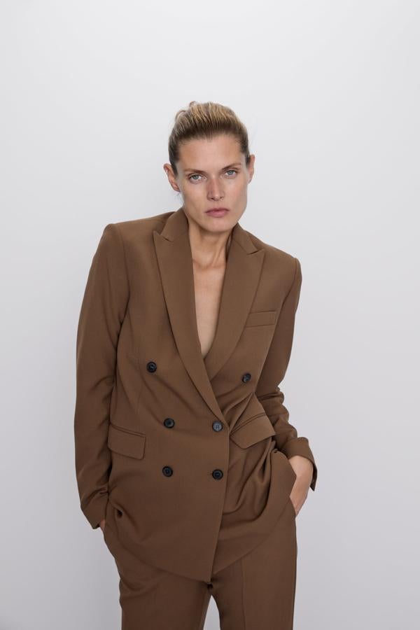 Clásica, de corte masculino y doble botonadura, en color tostado, es de Zara (69,95 euros).