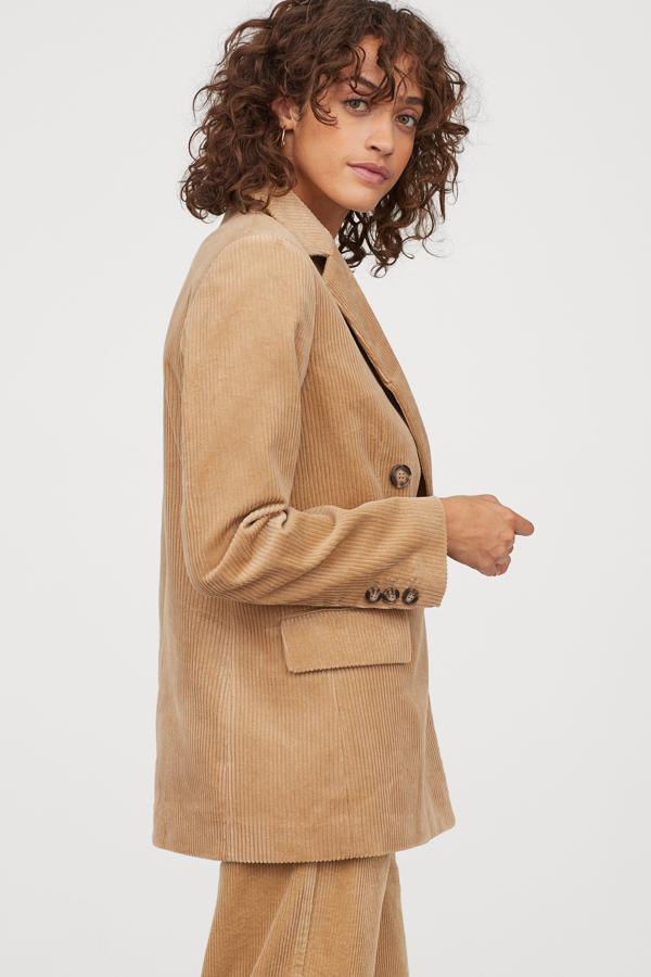 Cuandoe mpiece a refrescar, elige un modelo de un tejido más grueso y la pana es el perfecto. Esta chaqueta es de H&M (39,99 euros).