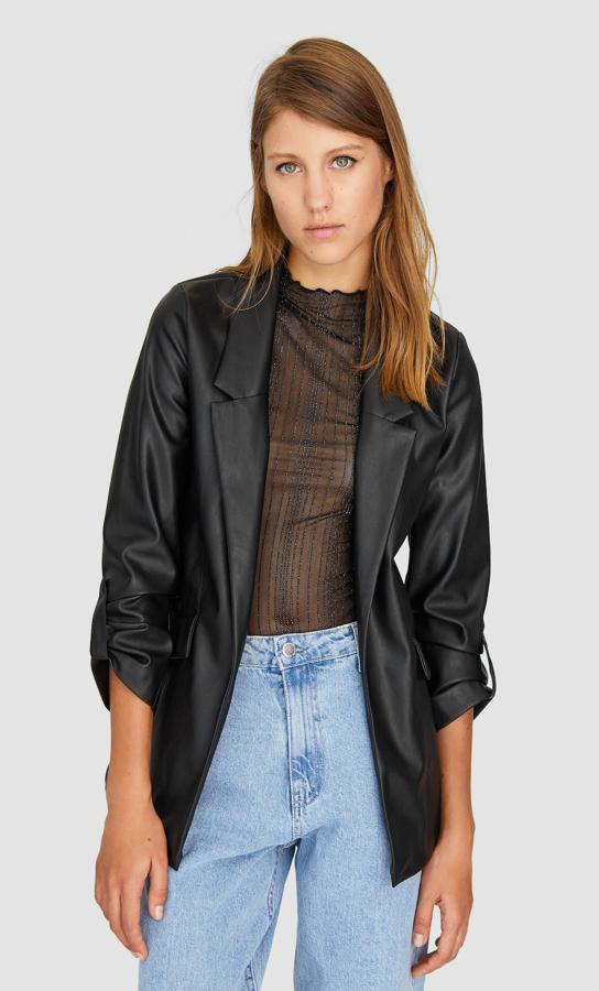 Si quieres darle un toque diferente elige un tejido original como este, en polipiel, de Stradivarius (29,99 euros).