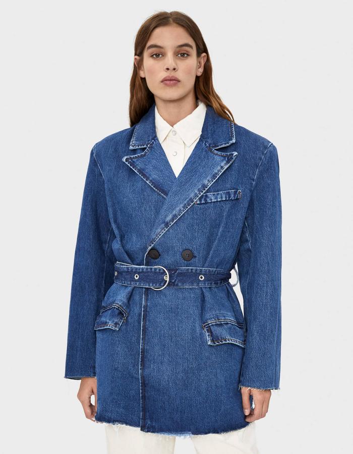 En tejido denim, con los bajos deshilachados y cinturón, de Bershka (49,99 euros).