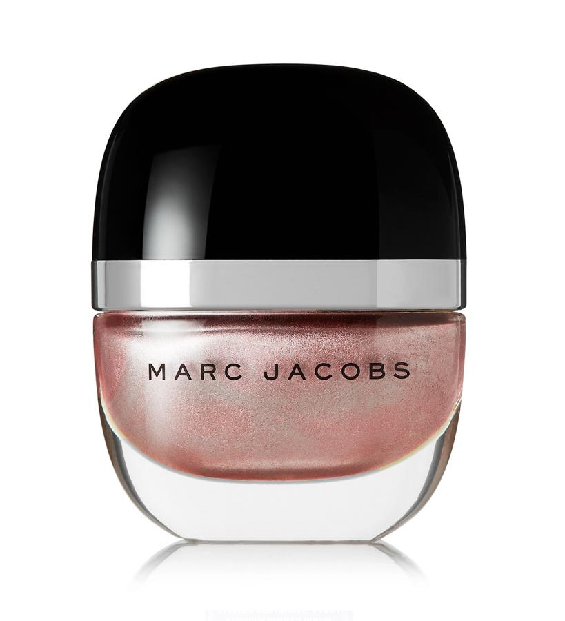 Esta laca de uñas tiene, precisamente, un acabado lacado ultrabrillante que dura hasta 10 días sin perder intensidad. Elige este champán rosado metálico para alguna ocasión especial y deja que tus uñas centelleen. Color: Gatsby. (20 €).